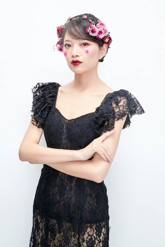 白色背景下的新娘彩妆美女人像图片