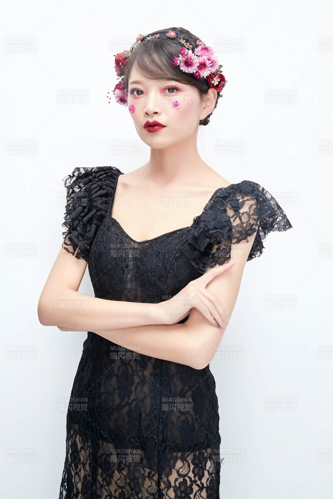 白色背景下的新娘彩妆美女人像图片