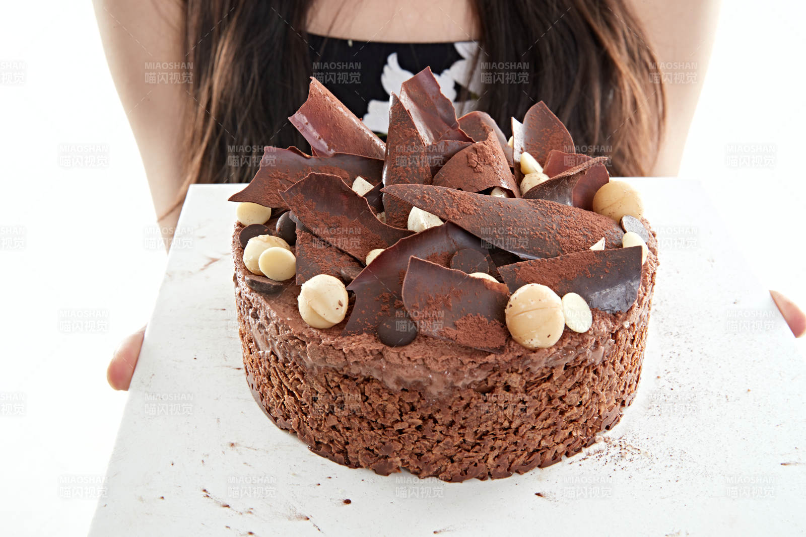 喝红酒品尝蛋糕的年轻女性图片