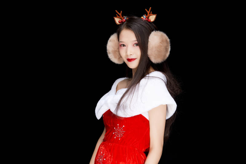 身穿圣诞服饰手提购物袋性感可爱的圣诞女郎图片