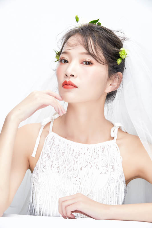 棚拍白色背景下的新娘美妆图片