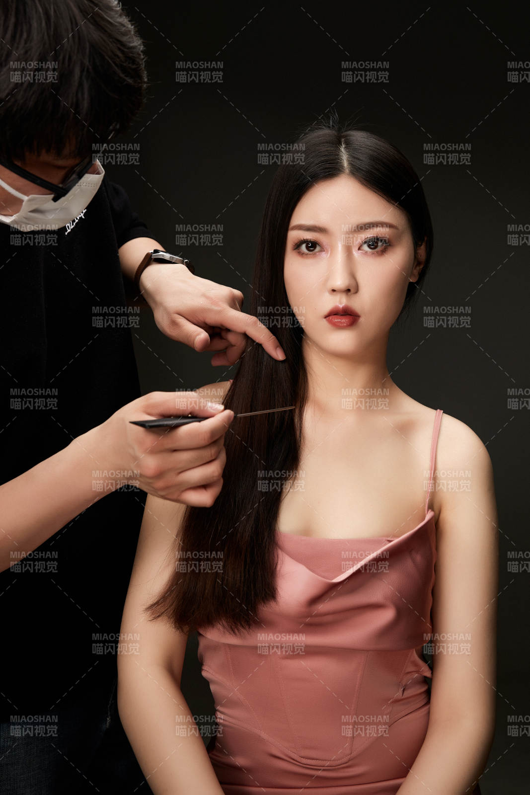 进行美妆化妆的化妆师与模特图片