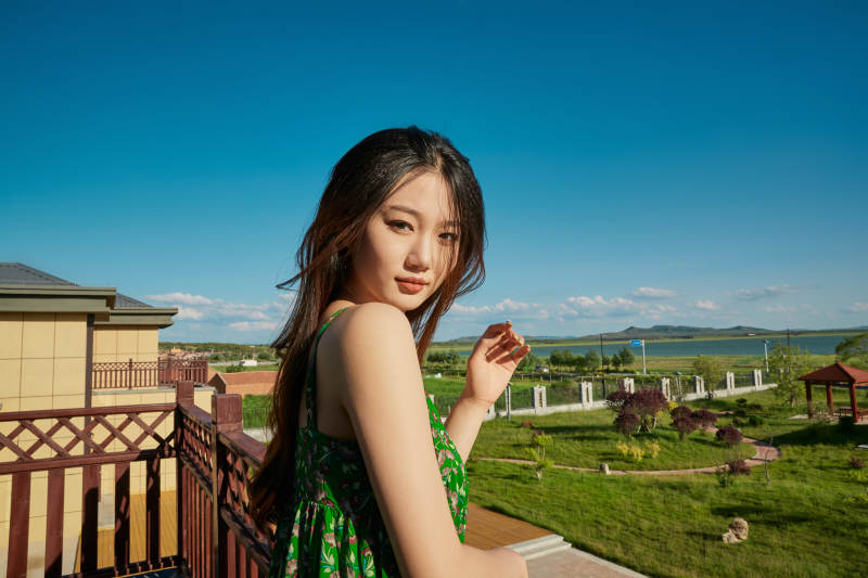 度假区酒店别墅天台上的美女图片