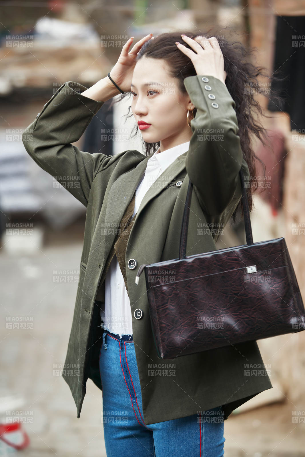 老旧城区里穿着复古港风的美丽清纯少女图片