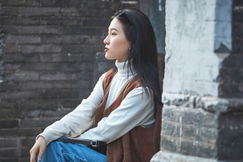 老旧城区里穿着复古港风的美丽清纯少女图片