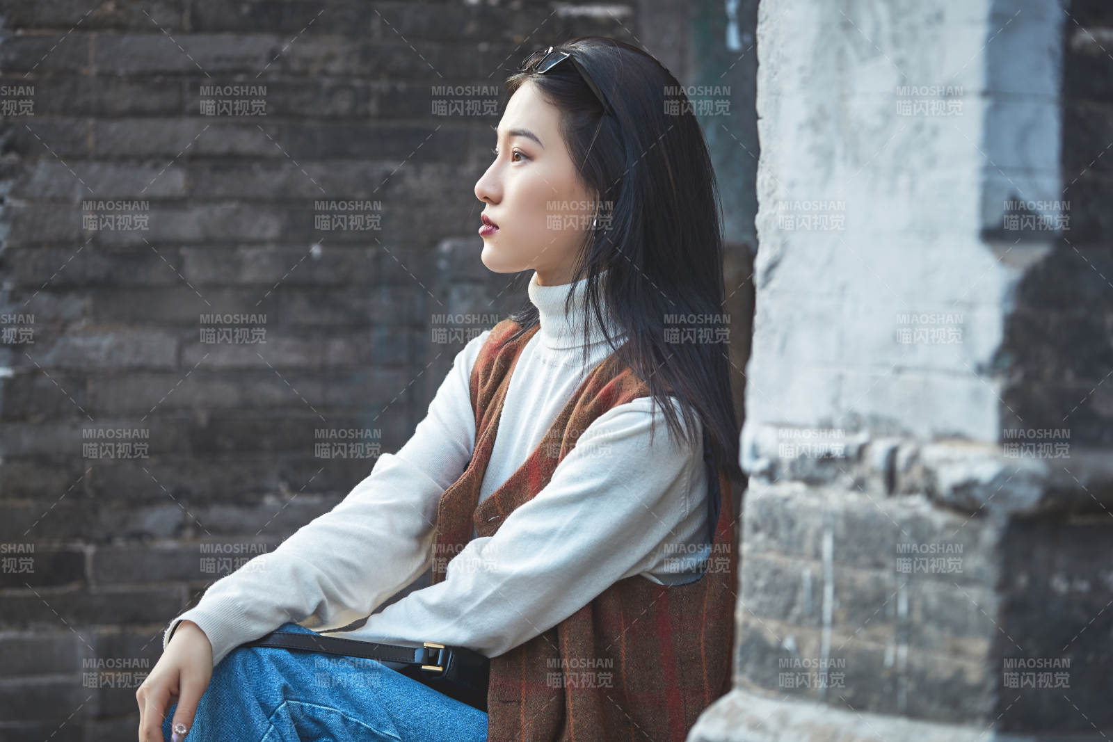 老旧城区里穿着复古港风的美丽清纯少女图片