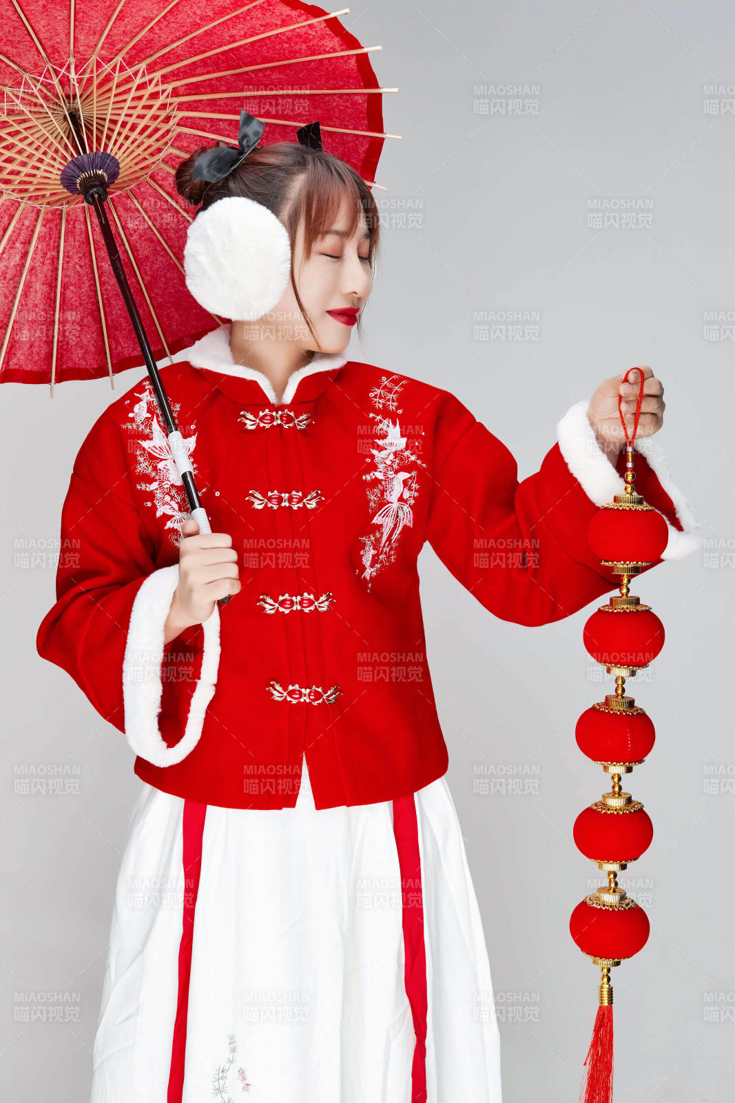 手打油纸伞手提红灯笼身穿喜庆汉服的可爱少女图片