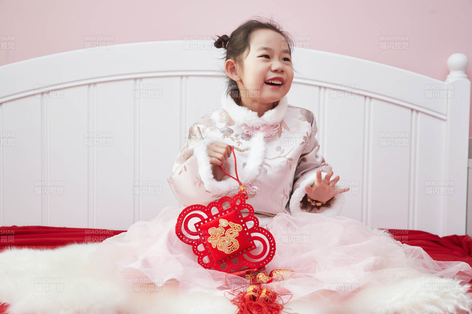 在家玩耍的亚洲小女孩图片
