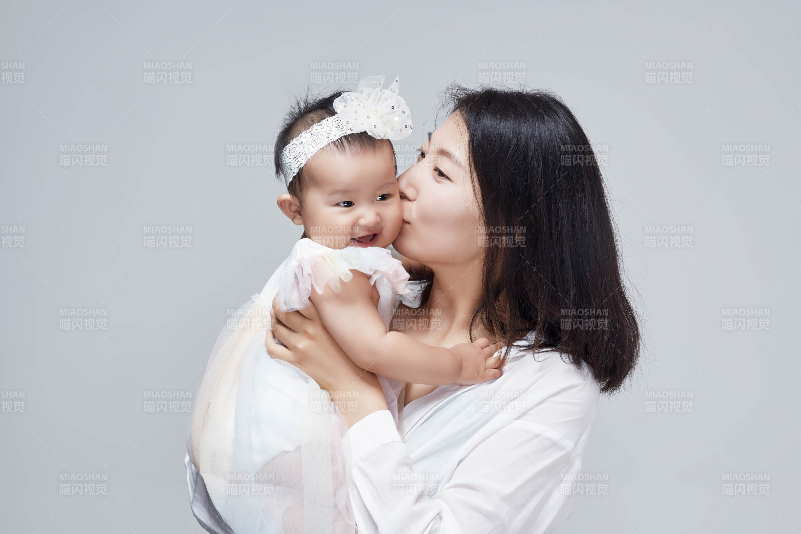 妈妈陪伴宝宝快乐的玩耍图片