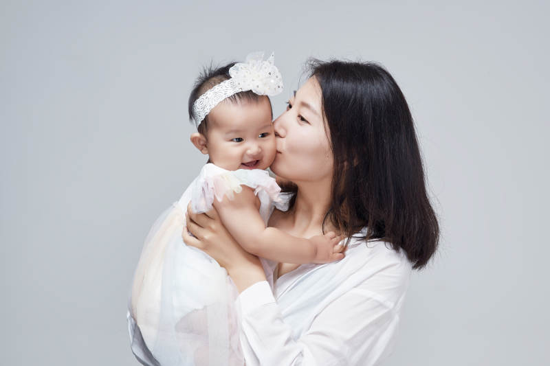 妈妈陪伴宝宝快乐的玩耍图片
