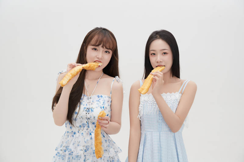 吃油条的亚洲可爱美女闺蜜图片
