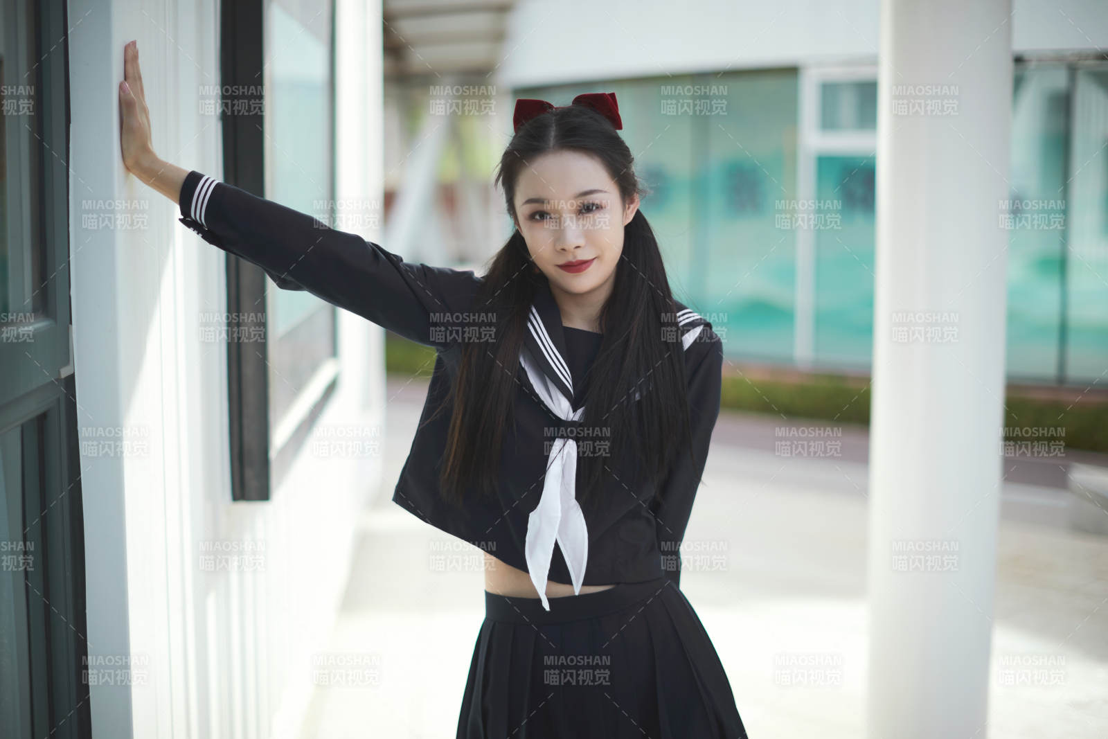 日系户外公园穿jk校服的少女图片