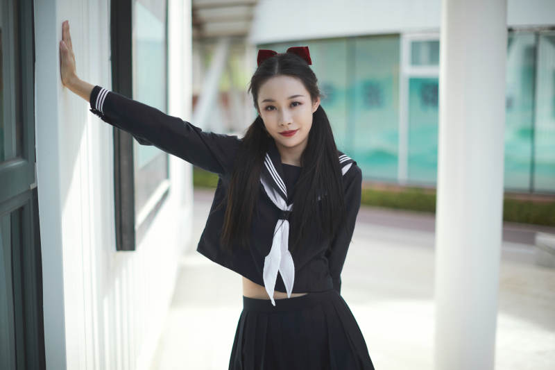 日系户外公园穿jk校服的少女图片