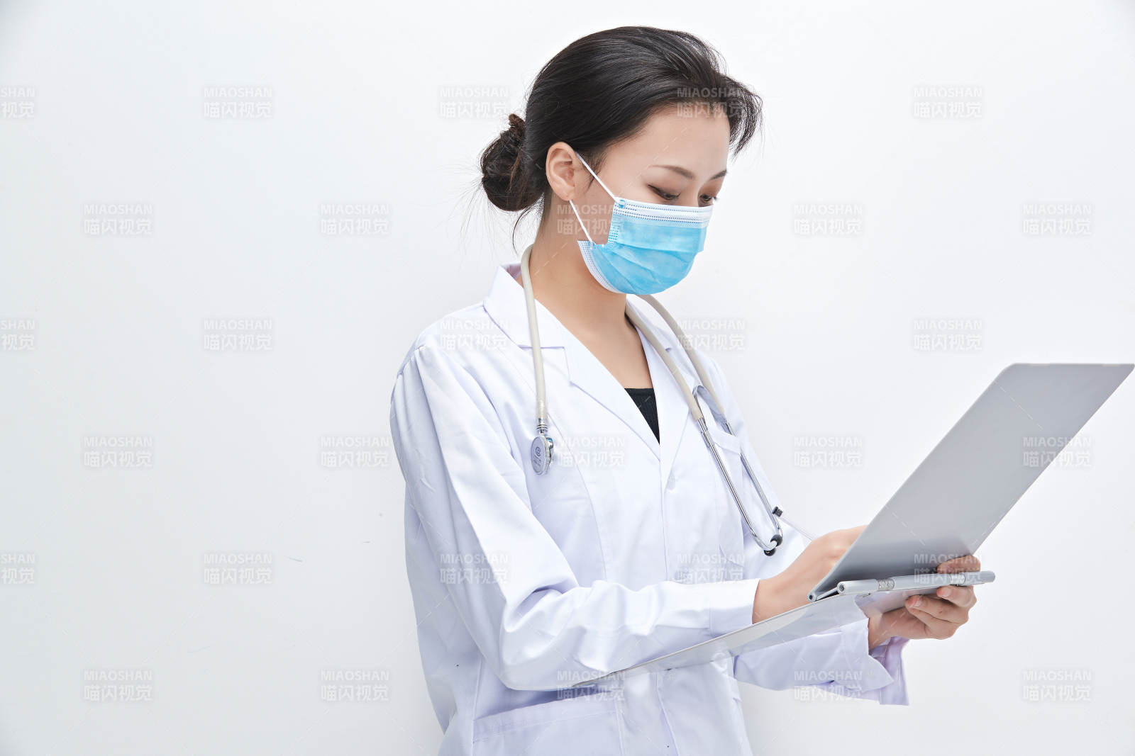 白色背景下手持病历夹的巡查医生人像图片