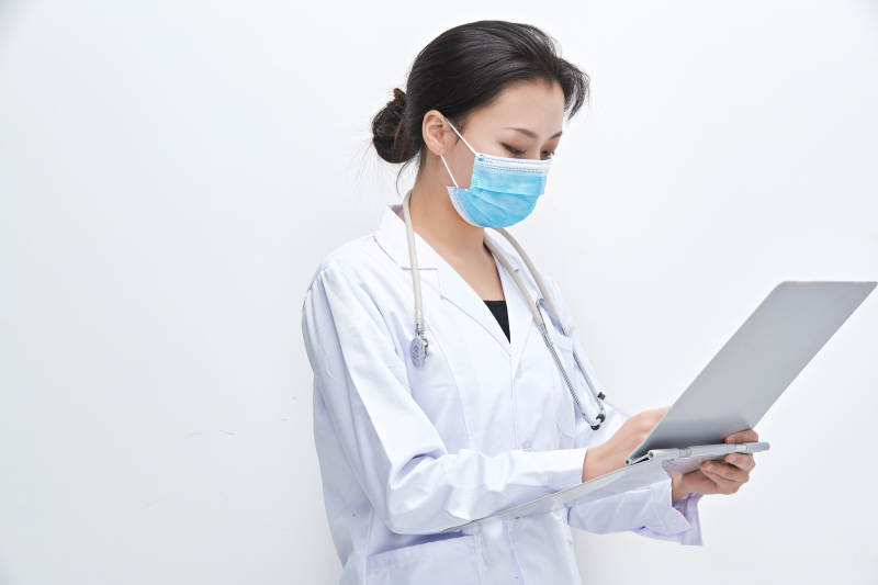 白色背景下手持病历夹的巡查医生人像图片