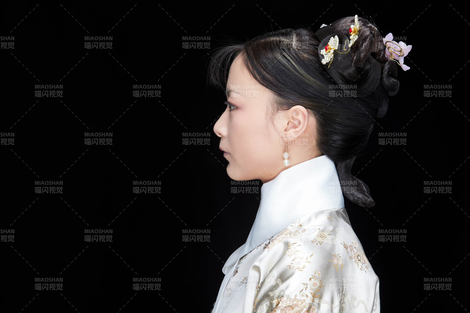 黑色背景下的清代女性古装造型清朝古装图片