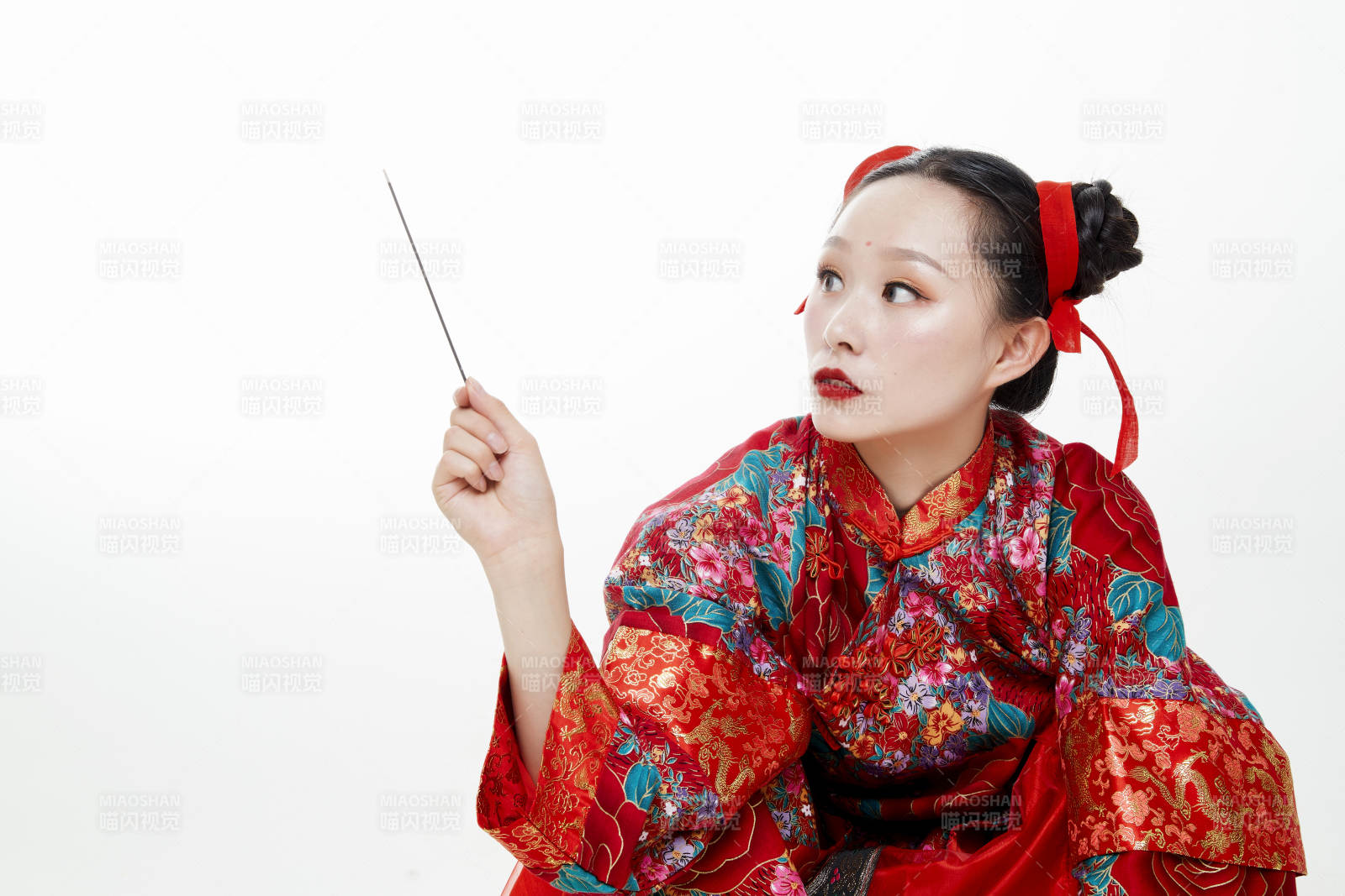 身穿中国传统服饰的青年女性图片