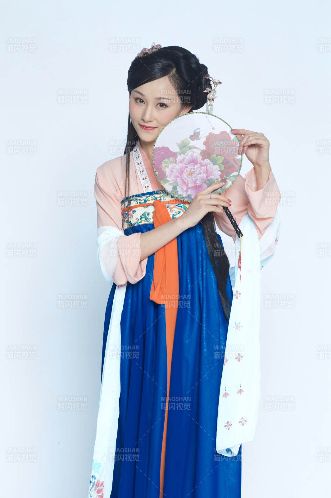 身穿古装的汉服女性人像汉服影棚拍摄图片