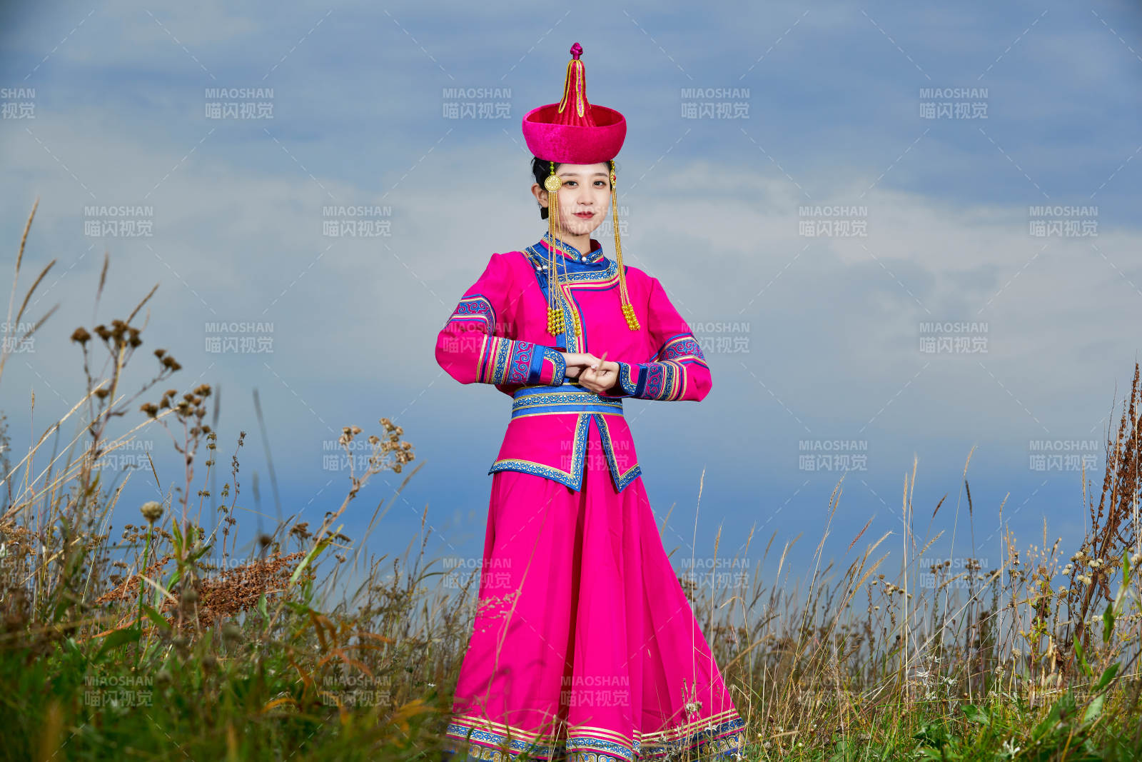 草原上身穿豪华蒙古族服饰的蒙族少女图片