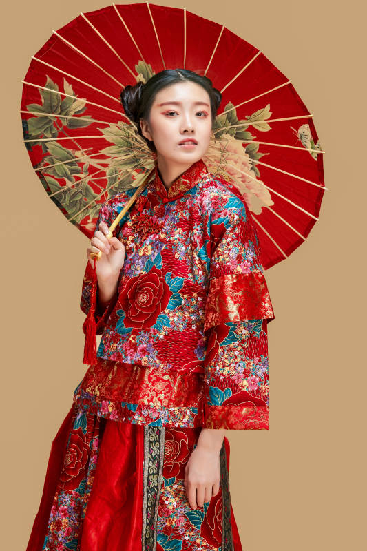 身穿中国秀禾服手撑油纸伞的亚洲女性模特图片