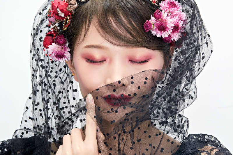 白色背景下的新娘彩妆美女人像图片