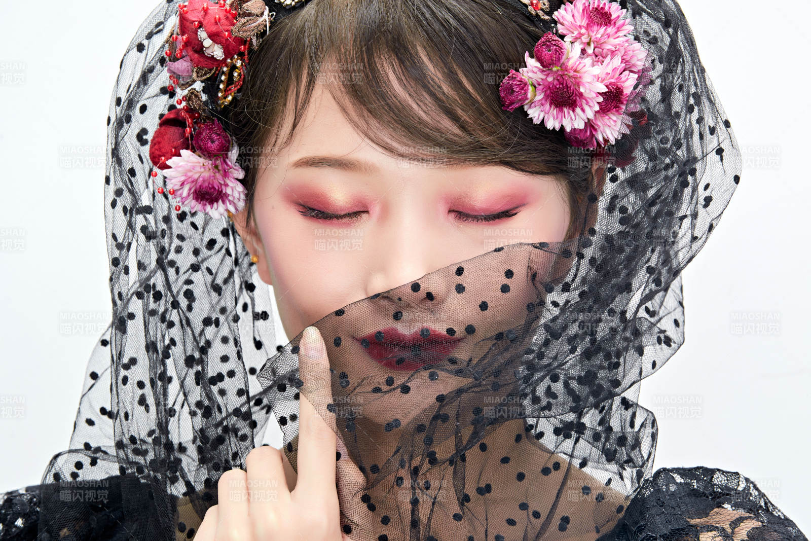 白色背景下的新娘彩妆美女人像图片