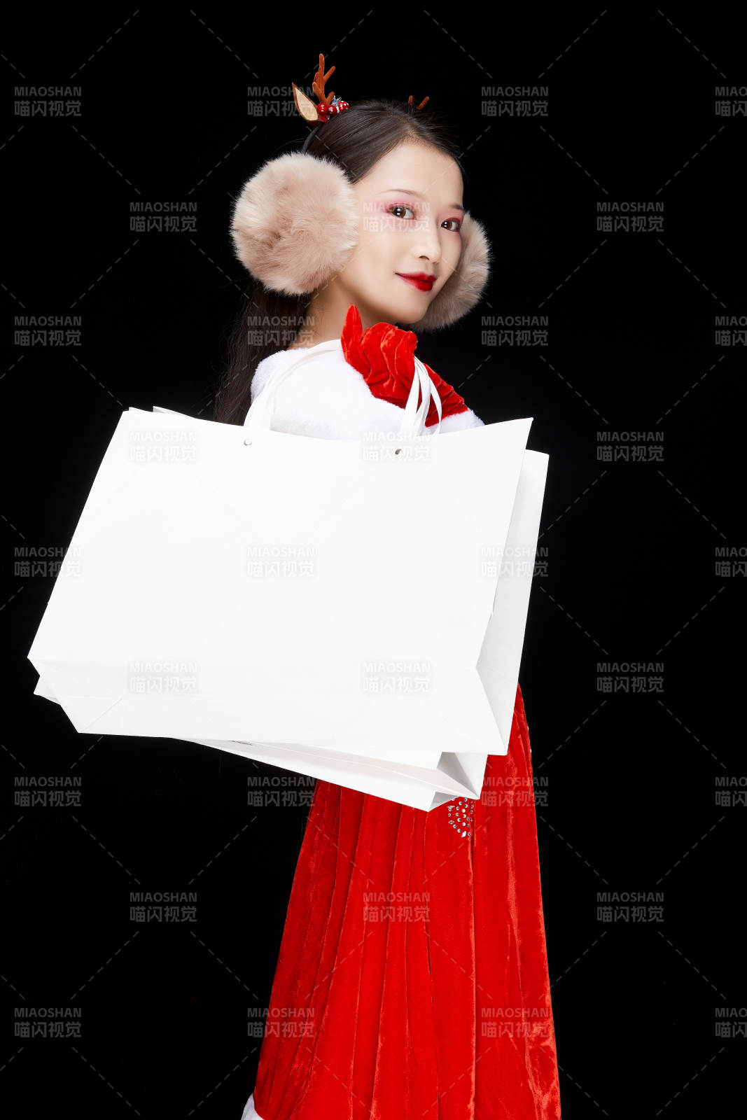 身穿圣诞服饰手提购物袋性感可爱的圣诞女郎图片