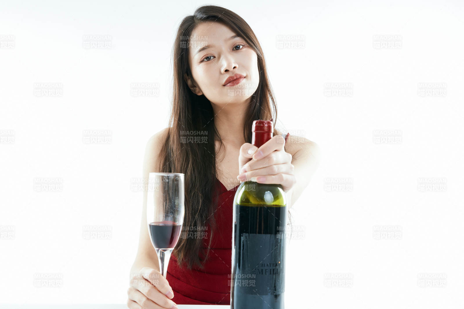 独自品尝红酒的亚洲女性图片