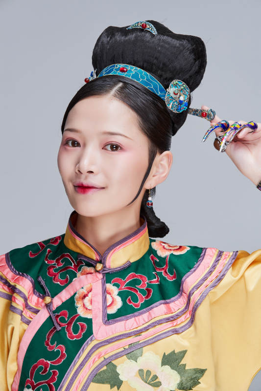 白色背景下的清代女性古装造型清朝古装图片