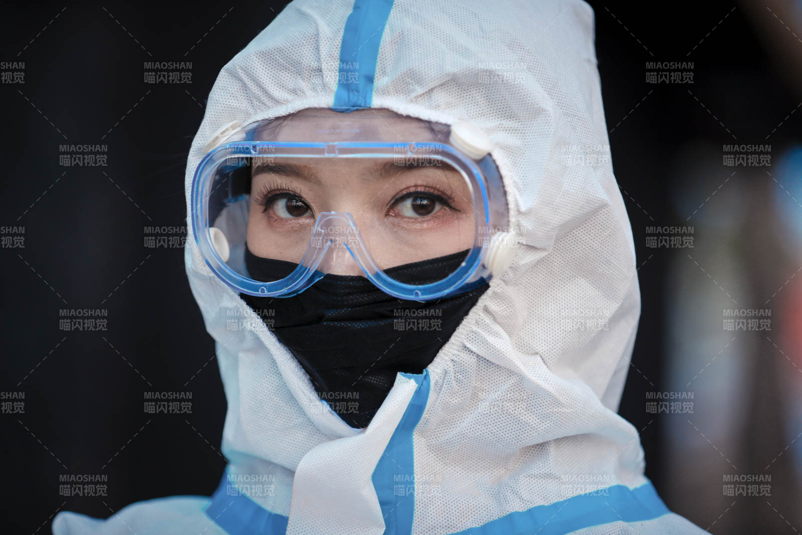 穿白色防护服佩戴护目镜口罩的女性防护人员图片