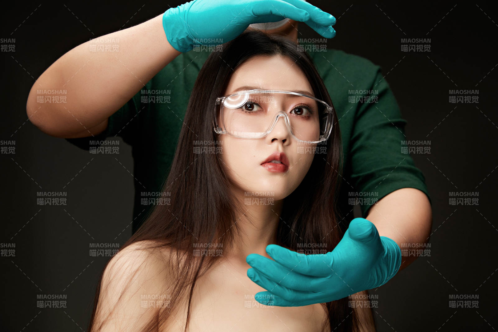 黑色背景里的亚洲美女面部特写医美整容图片