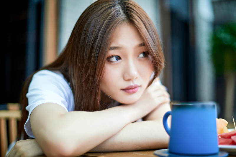 坐在咖啡图书馆吃东西的可爱少女图片