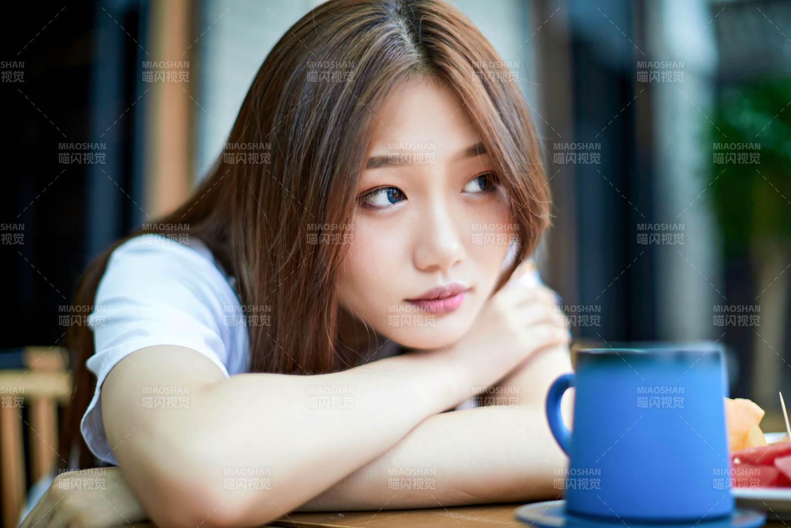 坐在咖啡图书馆吃东西的可爱少女图片