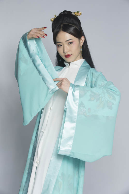 汉服风韵人像棚拍汉服少女图片