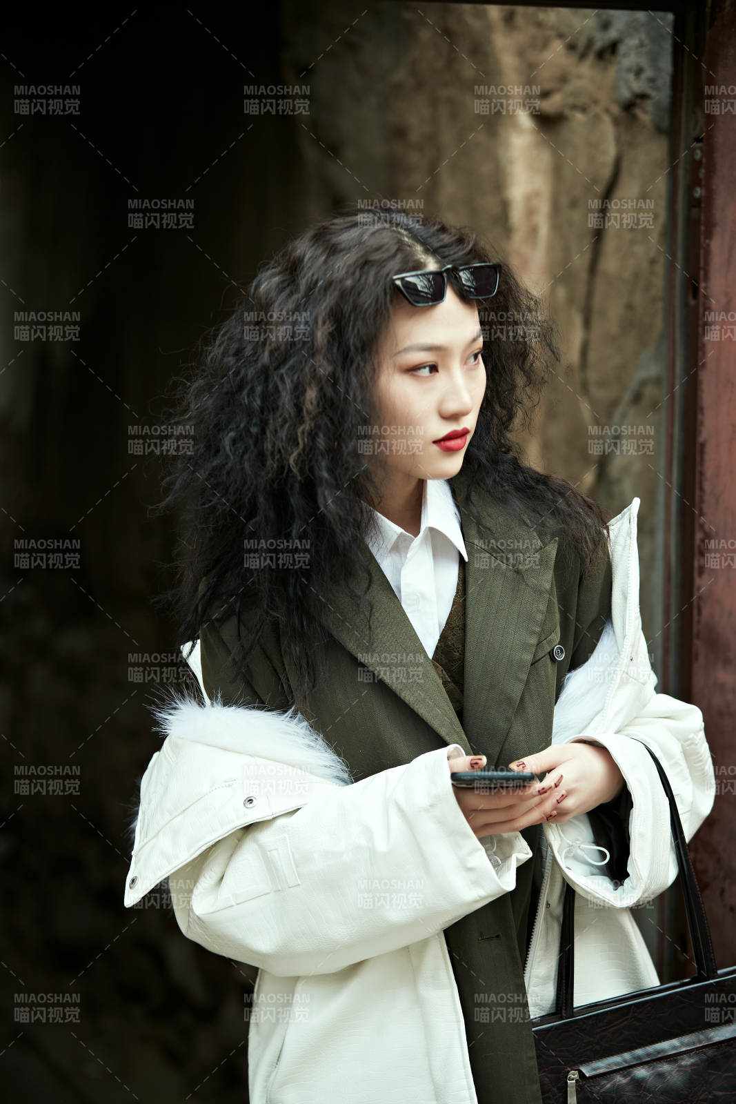 老旧城区里穿着复古港风的美丽清纯少女图片