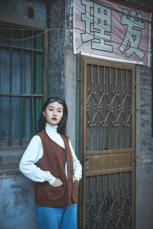 老旧城区里穿着复古港风的美丽清纯少女图片