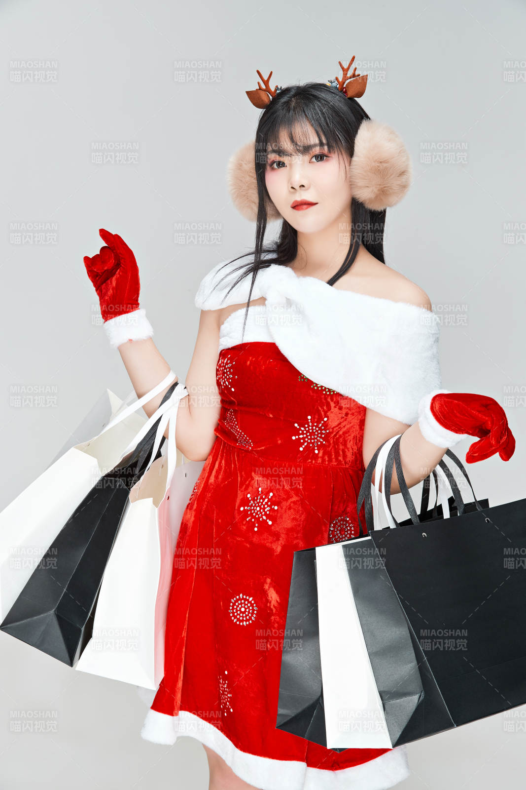 身穿圣诞服饰手提购物袋性感可爱的圣诞女郎图片