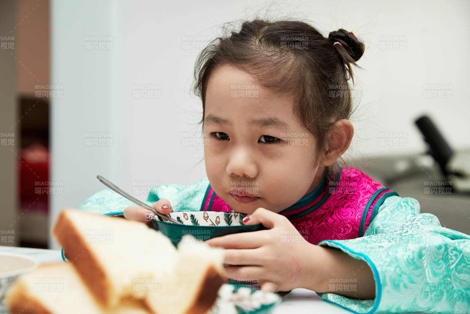 在家玩耍的亚洲小女孩图片