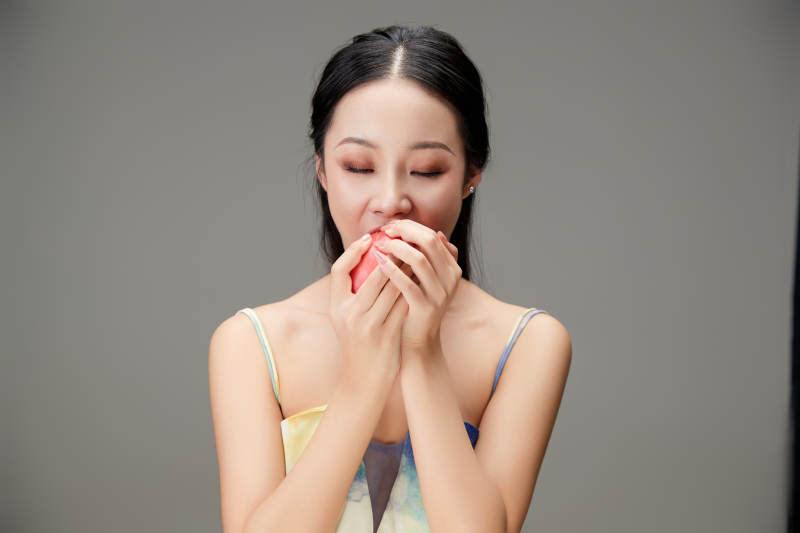 吃水果的亚洲东方长发少女图片