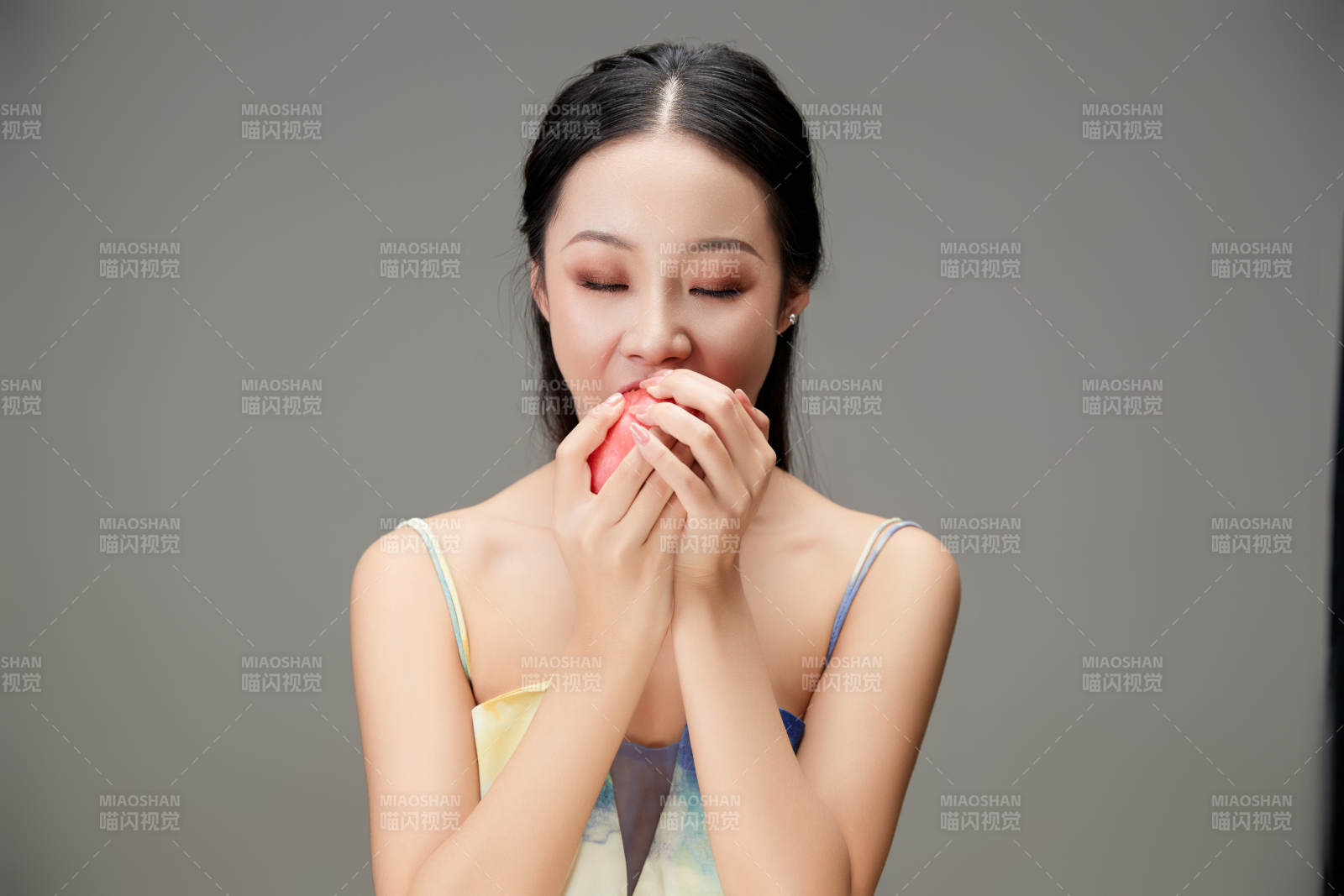 吃水果的亚洲东方长发少女图片