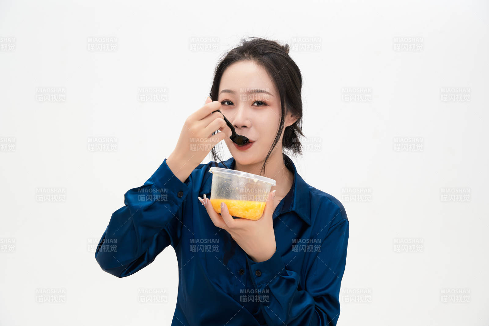 大吃特吃的亚洲可爱少女人像图片