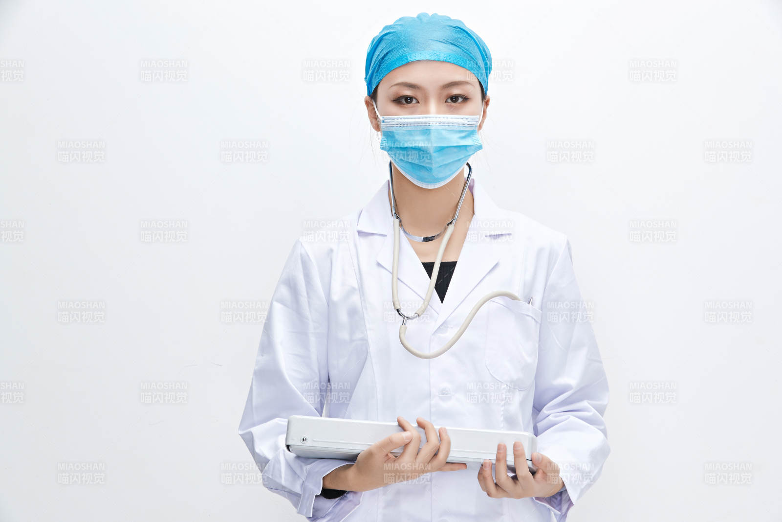 白色背景下手持血压计的门诊医生图片