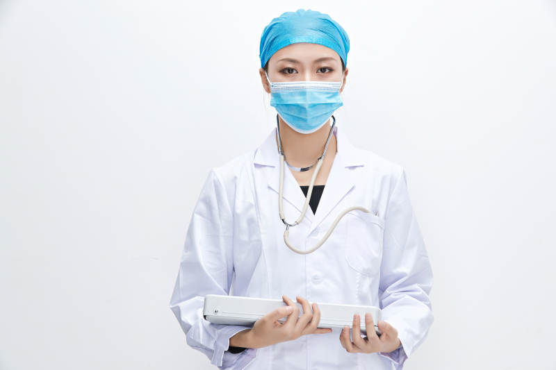 白色背景下手持血压计的门诊医生图片