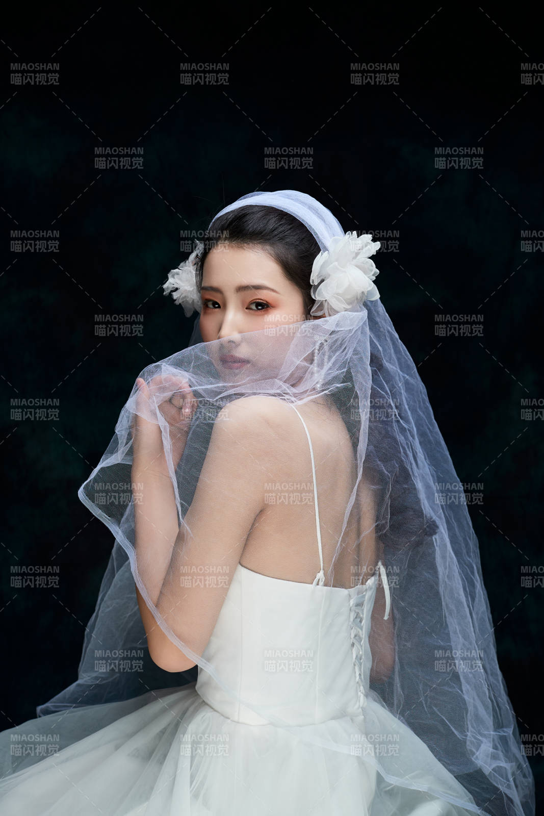 黑色背景下的女性复古婚纱妆面图片