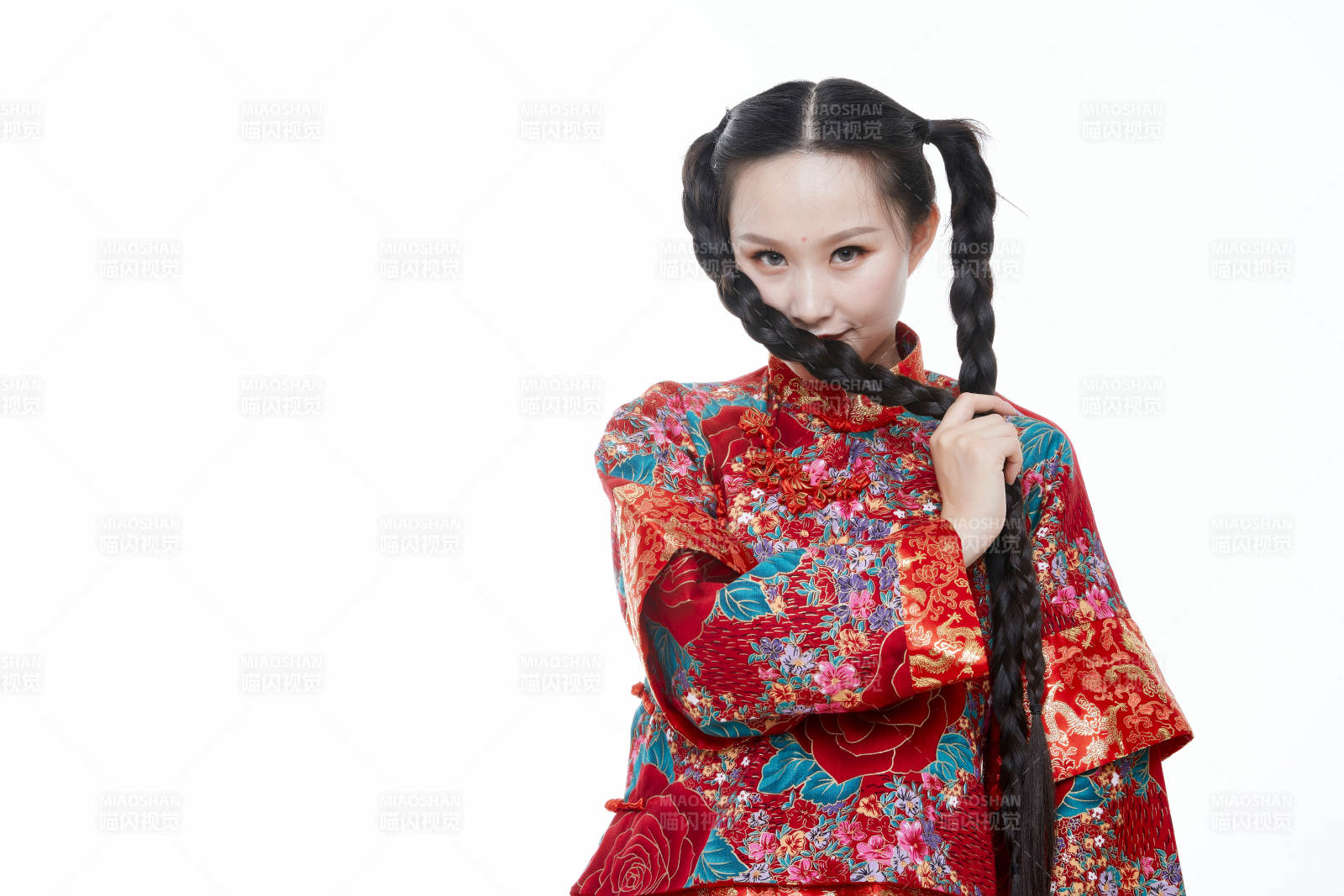 身穿中国传统服饰的青年女性图片