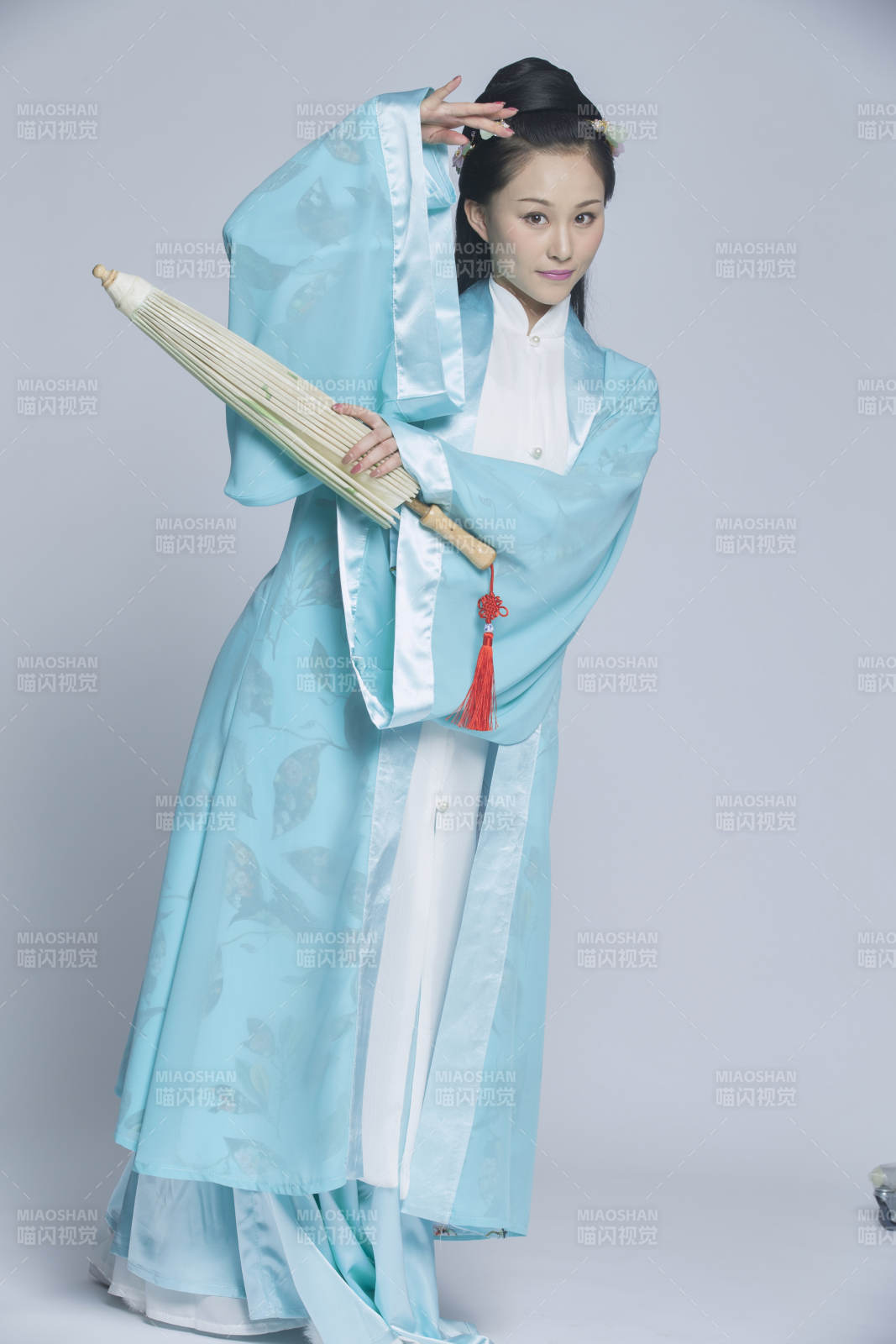 身穿古装的汉服女性人像汉服影棚拍摄图片