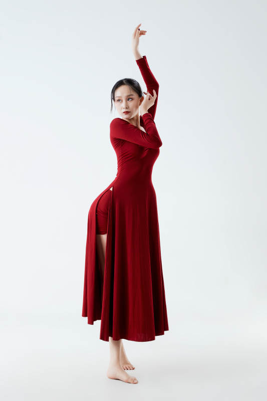 穿着红色长裙翩翩起舞的少女图片