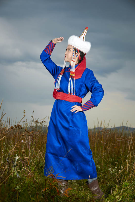 草原上身穿豪华蒙古族服饰的蒙族少女图片