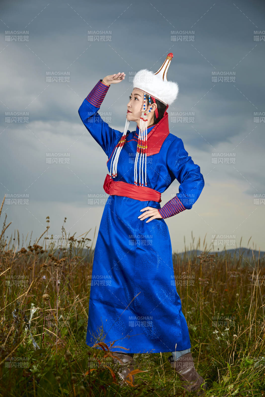 草原上身穿豪华蒙古族服饰的蒙族少女图片