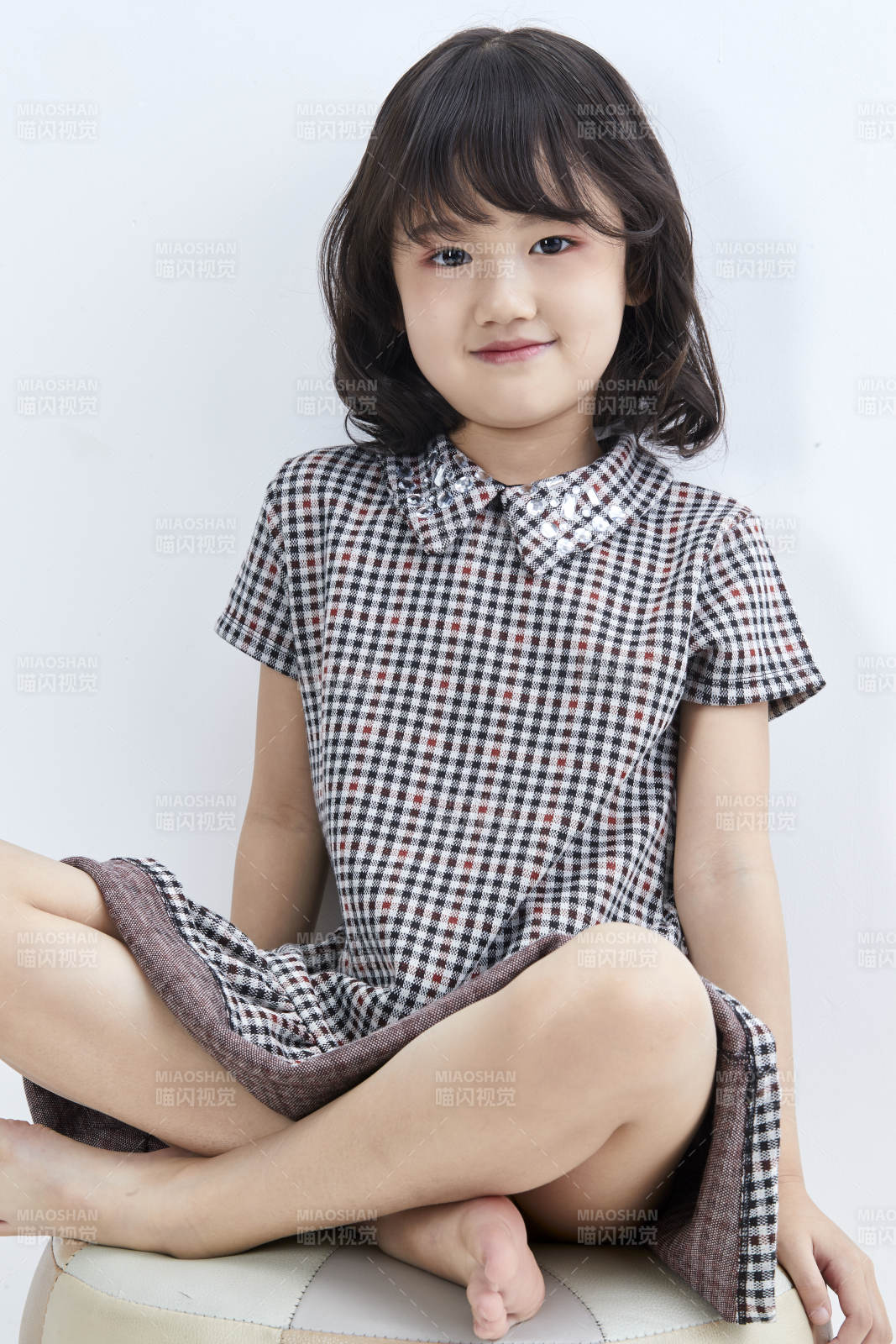 白色色背景的可爱的亚洲小女孩儿童图片